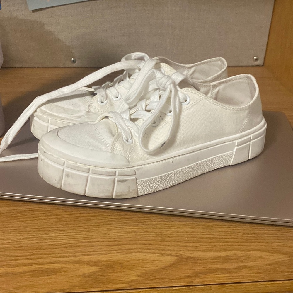 Mad Love Women’s Fran Sneakers size 8